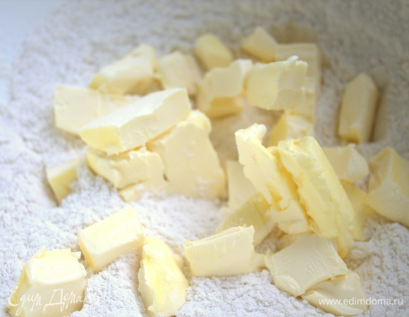 Покрошить масло комнатной температуры.