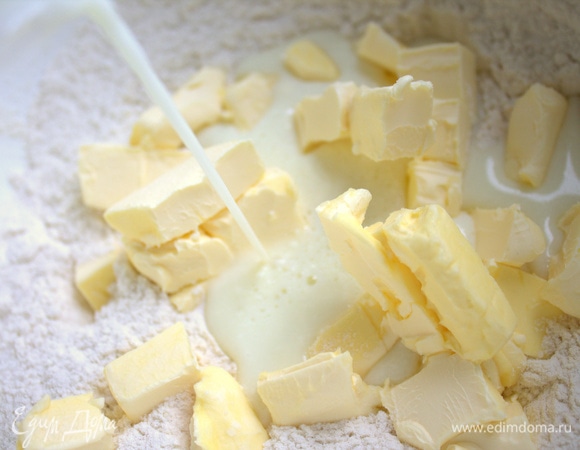 Влить сливки или молоко.