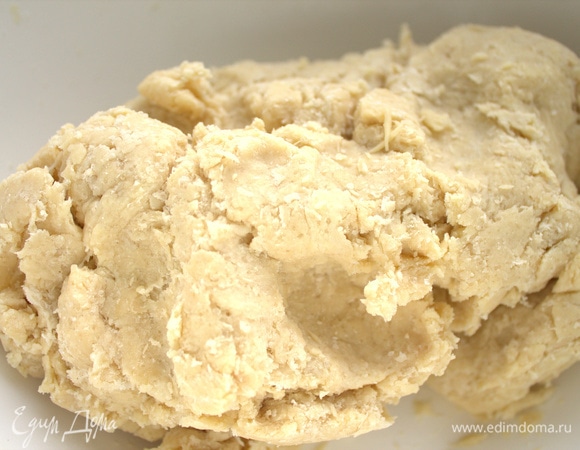 Собираем тесто в комок. Если трудно это сделать, влить с помощью ложки немного молока, сливок или воды. 