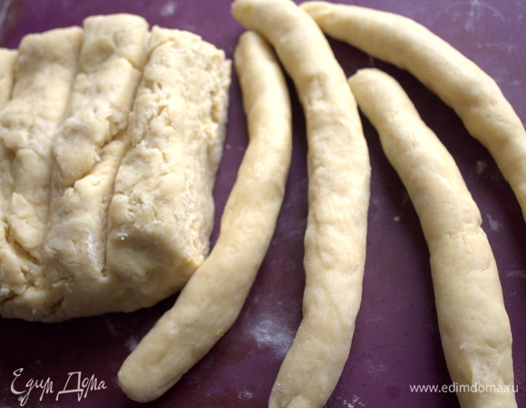 От основного куска отделить кусочки и скатать жгуты для бортиков.