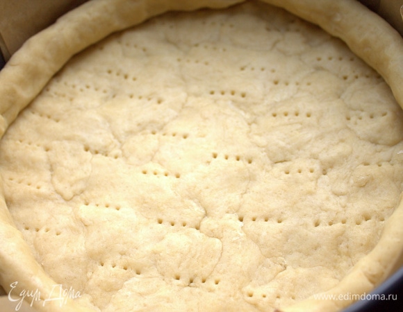 Прикрепляем бортики, дно накалываем вилкой.