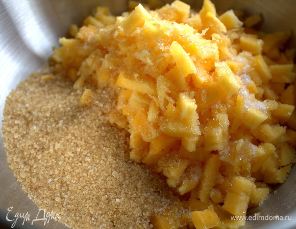 Смешать с сахаром и ванилью.