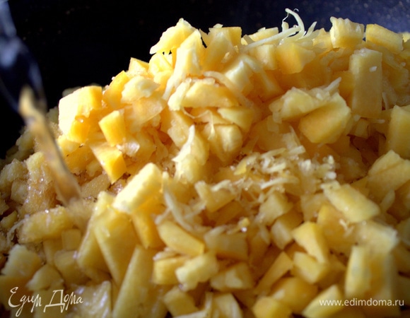 Перенести в сковороду или кастрюлю с толстым дном и влить воду.