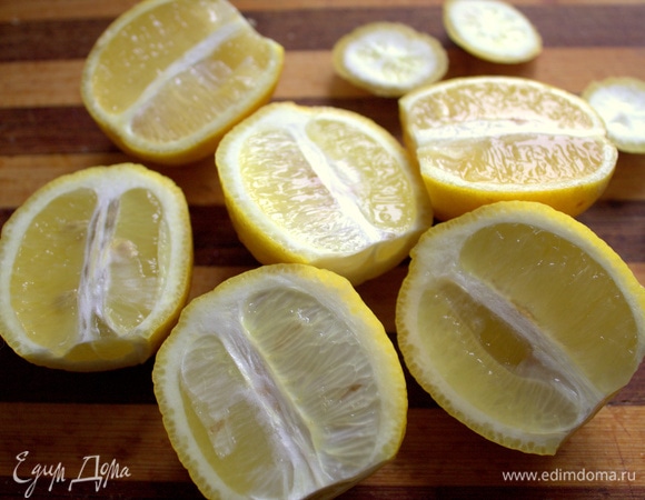 Лимоны промыть, достать косточки.