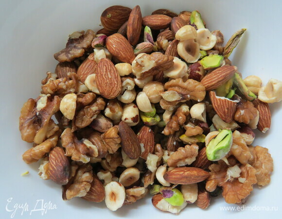 Все орехи (миндаль, фундук, грецкие, кешью и немного фисташек) предварительно промыть и запечь в духовке при температуре 160°C до золотистого цвета. Охладить, при необходимости очистить.