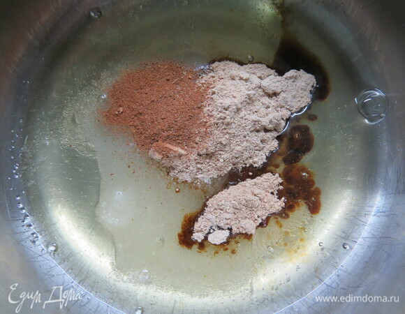 Готовим начинку. Орехи измельчить ножом (сильно измельчать не нужно), отложить до использования. В сотейнике смешать белки, сахар и корицу.