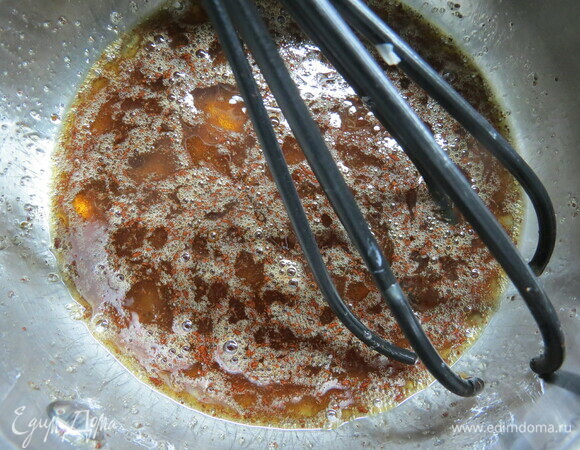 Прогреть на среднем огне, непрерывно помешивая венчиком, довести до 70°C. Снять с огня, перелить в миску и отправить в холодильник на 4–6 часов.