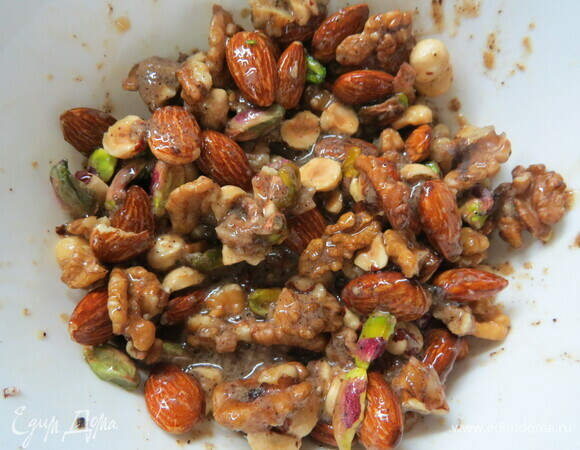 В охлажденную начинку подмешать рубленые орехи.