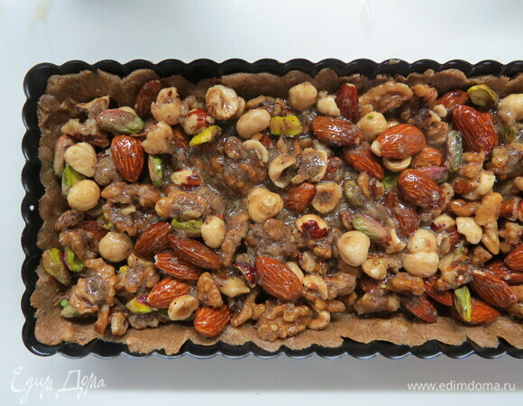 Равномерно распределить ореховую начинку по основе.