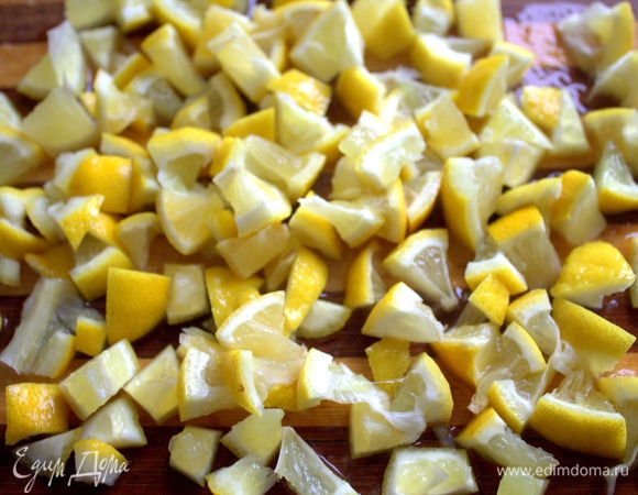 Нарезать вместе с кожурой.