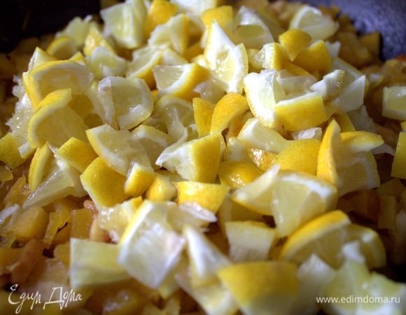 Пересыпать к ней лимоны.