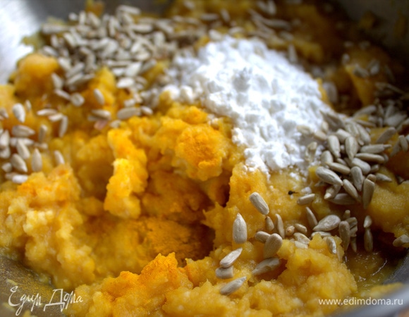 Добавить семечки, крахмал, куркуму.