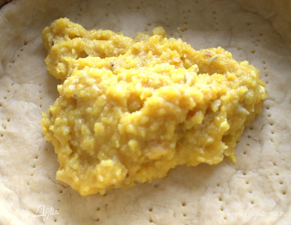 Перенести начинку на основу пирога.