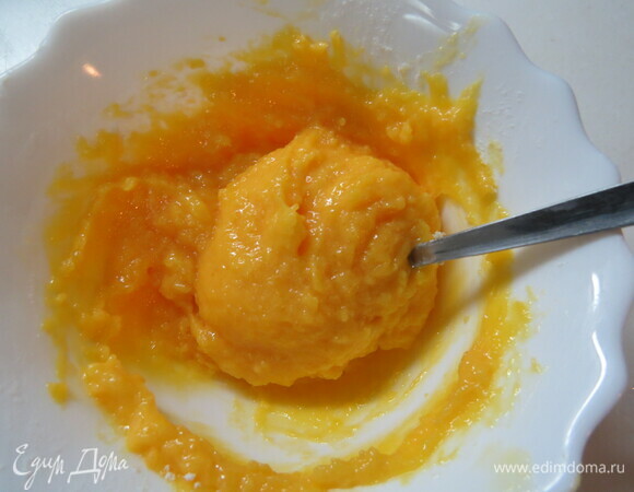 Смешайте желтки с 10 г сахара и крахмалом, влейте карамельно-молочную смесь.