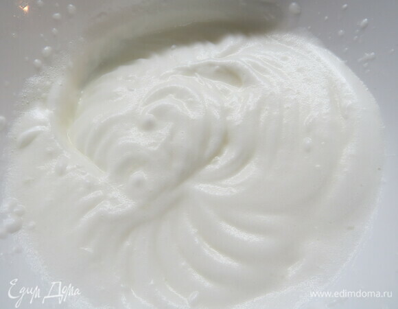 Белки взбейте до мягких пиков, затем, постепенно всыпая сахар (15 г), взбейте до крепких пиков.