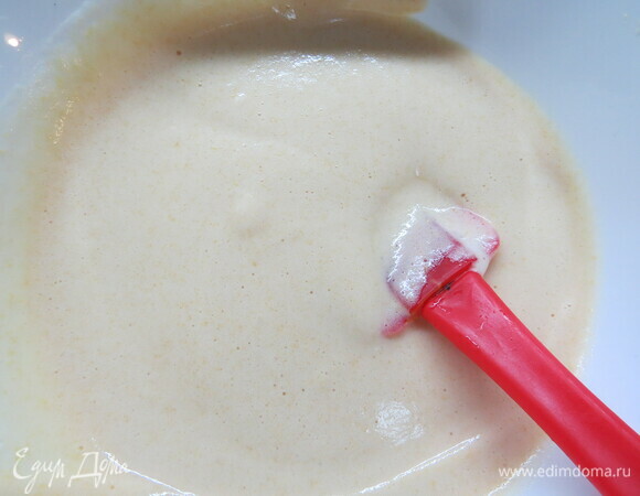 По одной ложке подмешайте к крему, перемешивая лопаткой. Вылейте крем в силиконовую форму, разровняйте и поставьте в морозильник до востребования.