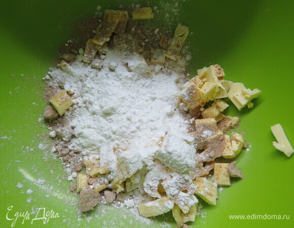 Готовим тесто. Нарежьте масло на кусочки. Смешайте ваниль и сахарную пудру. Просейте муку на рабочую поверхность, посыпьте солью. Разложите по всей поверхности кусочки масла, перетрите масло руками в крошку. Соберите массу в горку, сделайте углубление и вбейте туда яйцо, всыпьте сахарную пудру с ванилью и миндальную муку.