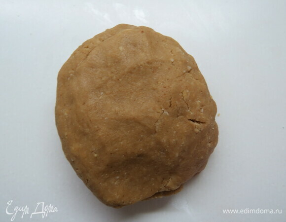 Все ингредиенты перемешайте быстро, скатайте в шар и уберите в холодильник минимум на 4 часа для стабилизации теста. Расстойка в холодильнике обязательна! При этом в текстуре теста снимается напряжение и оно размягчается. Такое тесто после раскатывания не трескается и не дает усадки вовремя выпечки.