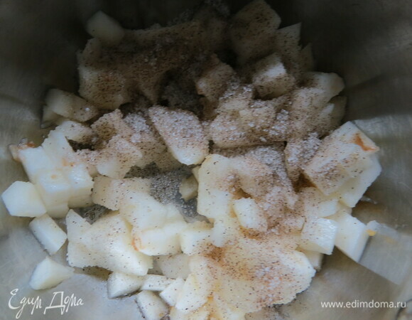 Готовим груши в ванильном сиропе. Груши очистите от кожи и сердцевины и нарежьте кубиками. Положите в кастрюлю, всыпьте сахар с ванилью. Стручок ванили разрежьте вдоль пополам, вычистите семена, добавьте семена и стручок к грушам и варите под крышкой ~мин 10, пока сок не выделится, периодически помешивая. Затем без крышки доведите до полупрозрачного состояния. Стручок удалите, груши охладите.