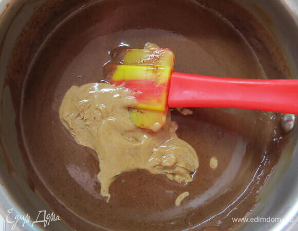 Готовим ганаш. Растопите шоколад с маслом в сливках, хорошо перемешайте, добавьте фундучную пасту, перемешайте до однородности и охладите.