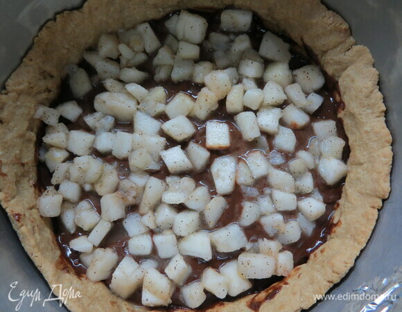 Сборка. Половину ганаша выложите на основу, сверху распределите груши, нанесите оставшийся ганаш.