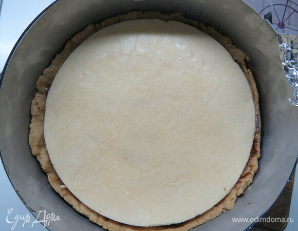 Достаньте крем шибуст из морозилки, освободите от формы и выложите на ганаш. Поставьте тарт в холодильник на 2–3 часа.