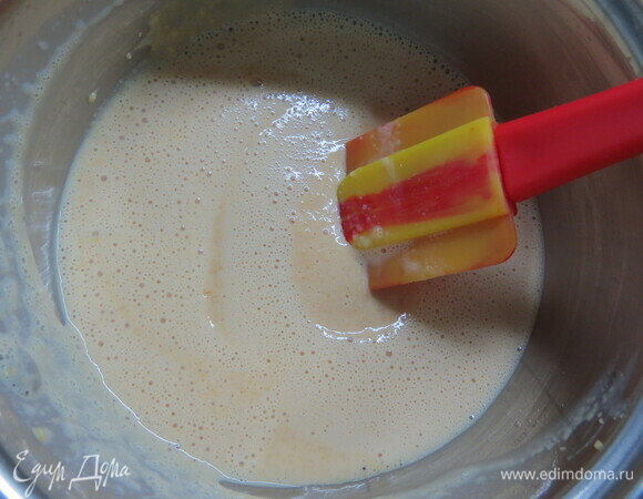 На маленьком огне варите до загустения снимите с огня и в горячем креме растворите отжатый желатин.