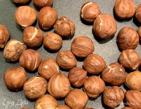 Подсушите фундук на сухой сковороде, на это уйдет около 10 минут. 
