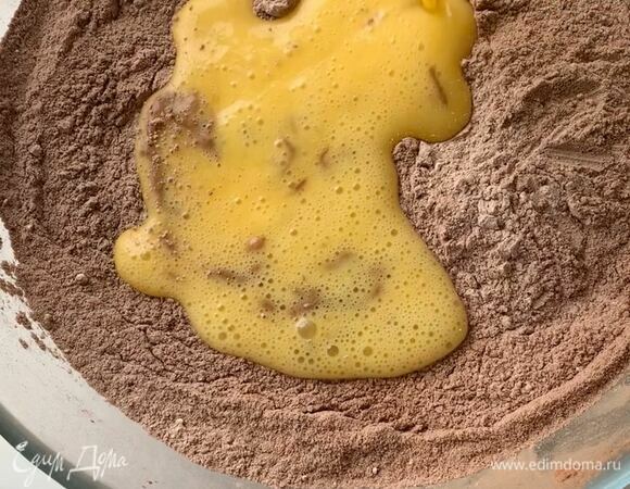 Слегка взбейте яйца и влейте к муке.