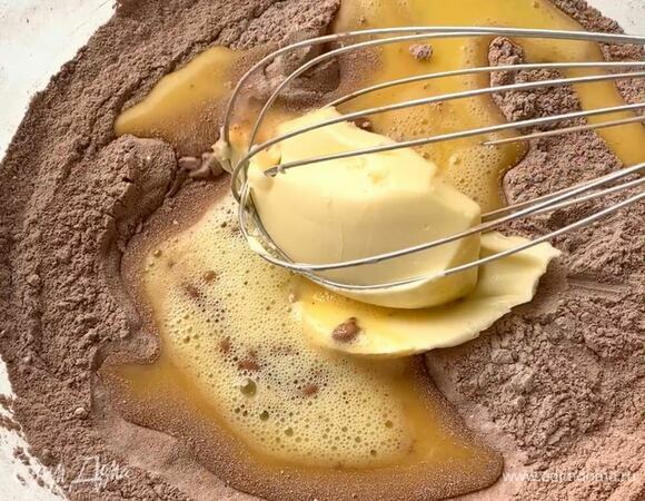 Добавьте мягкое сливочное масло.