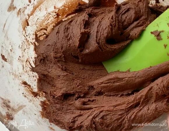 Хорошо все перемешайте. У вас получится плотная и липкая шоколадная масса.