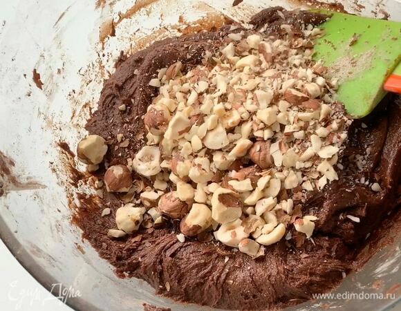 Орехи слегка измельчите в блендере и всыпьте в тесто. 