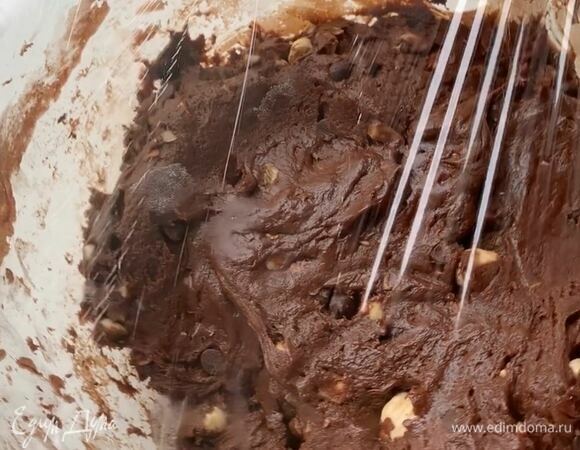 Еще раз перемешайте, накройте пищевой пленкой и поставьте в холодильник на 40 минут.