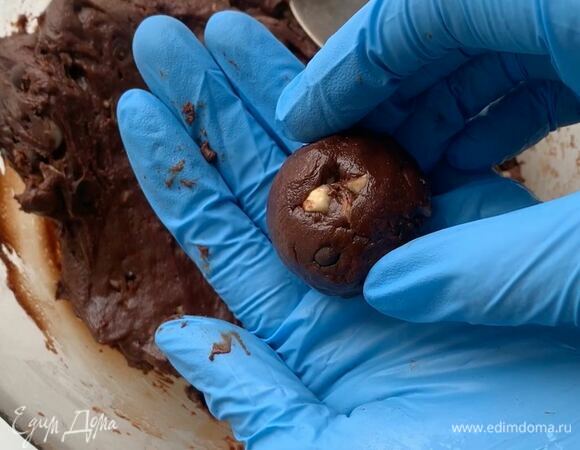 Из теста скатайте шарики величиной с грецкий орех. Старайтесь работать быстро, чтобы шоколад не таял от тепла рук.