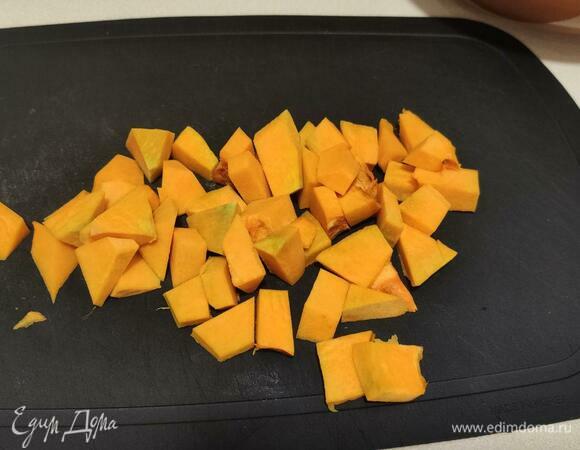 Тыкву нарезать кубиком и переложить в горшочек.