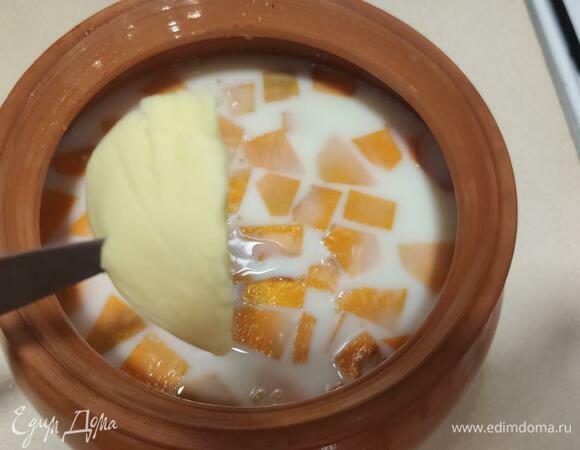 Добавить кусочек сливочного масла. Поставить в духовку, разогретую до 190°C. Время приготовления — 50–60 минут, зависит от духовки. В конце приготовления можно дать постоять каше в духовке еще 5–10 минут.