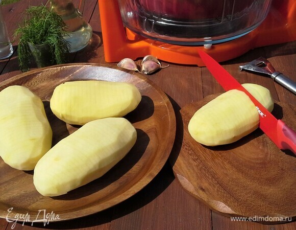 Картофель очистить от кожуры, промыть. Нарезать в виде гармошки, не доходя до основания, чтобы она не рассыпалась на кольца.