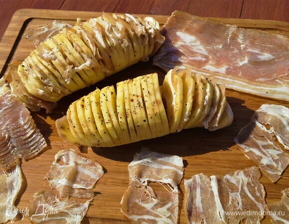 Бекон разделить на полоски, нарезать его так, чтобы был по размеру картофеля.