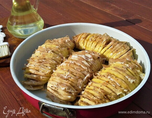 Форму для запекания смазать маслом, уложить туда картофель и слегка пройтись масляной кисточкой по картошке.
