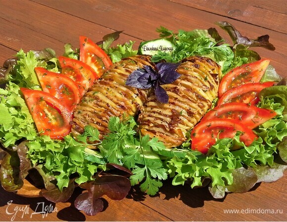 Уложить картофель на блюдо, посыпать свежим укропом, украсить зеленью и овощами. Можно подавать к столу.