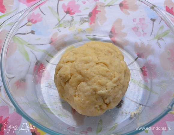 Влить в крошку 1 ст. л. холодной воды и добавить сметану. Замесить эластичное тесто. Накрыть пленкой пищевой. Убрать в холодильник на 1 час.