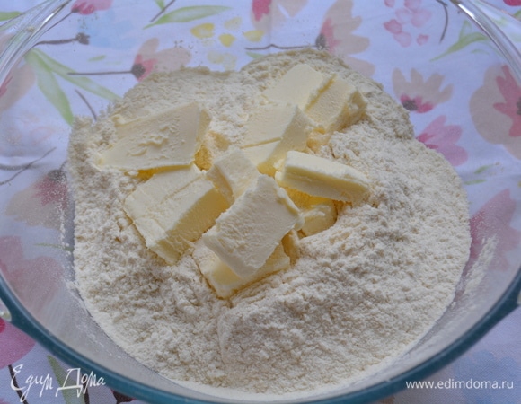 В миску просеять муку с солью. Порубить туда масло. Руками соединить муку с маслом, чтобы получилась крошка.