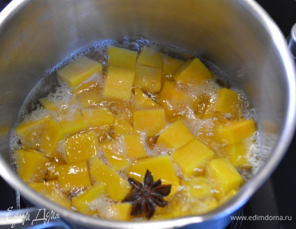 Тем временем готовим начинку и посыпку. Тыкву очищаем и нарезаем кубиками. Складываем в сотейник, заливаем водой. Добавляем бадьян. Варим тыкву до мягкости.