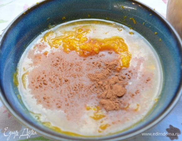 Тыкву остудить и пюрировать в блендере. Добавить к ней сок одного апельсина, цедру и корицу. Перемешать.