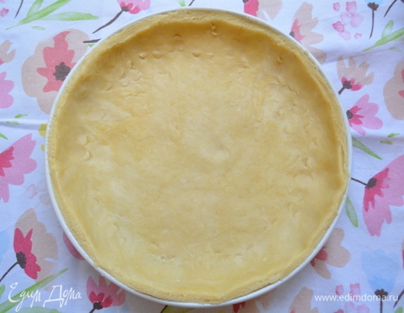 Тесто раскатать, уложить в форму и сделать бортики. Духовку нагреть до 180°C.