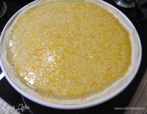 Яйца взбить с сахаром и мягким маслом. Добавить тыквенную массу и снова взбить. Вылить яичную массу на испеченное тесто. В другой миске смешать измельченные орехи, муку, сахар и мягкое масло. Соединить все в крошку.