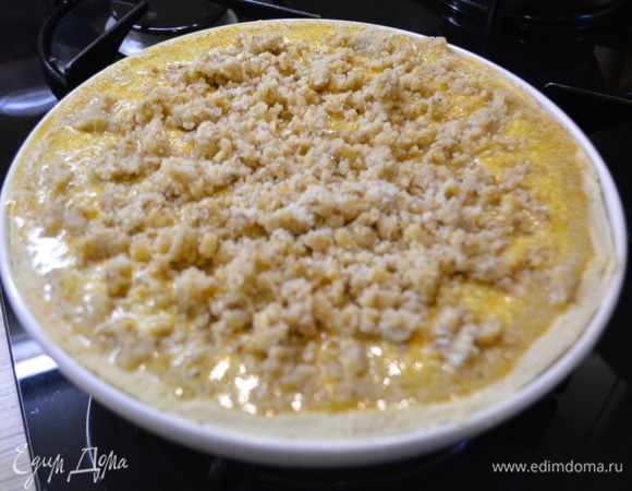 Распределить крошку по начинке и очень аккуратно поставить в духовку на 50 минут.