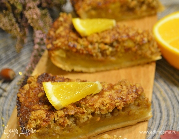 Достать пирог из духовки и немного остудить. Нарезать на порционные куски. Можно подавать. Ореховая крошка так приятно похрустывает. Приятного аппетита!