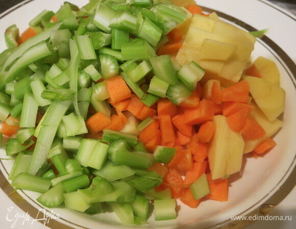 Варим бульон из цесарки. Промываем мясо, заливаем водой, доводим до кипения и уменьшаем огонь. Снимаем пену, варим до мягкости. Нарезаем овощи.