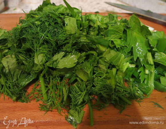 Нарезаем зелень: укроп, сельдерей, лук зеленый.